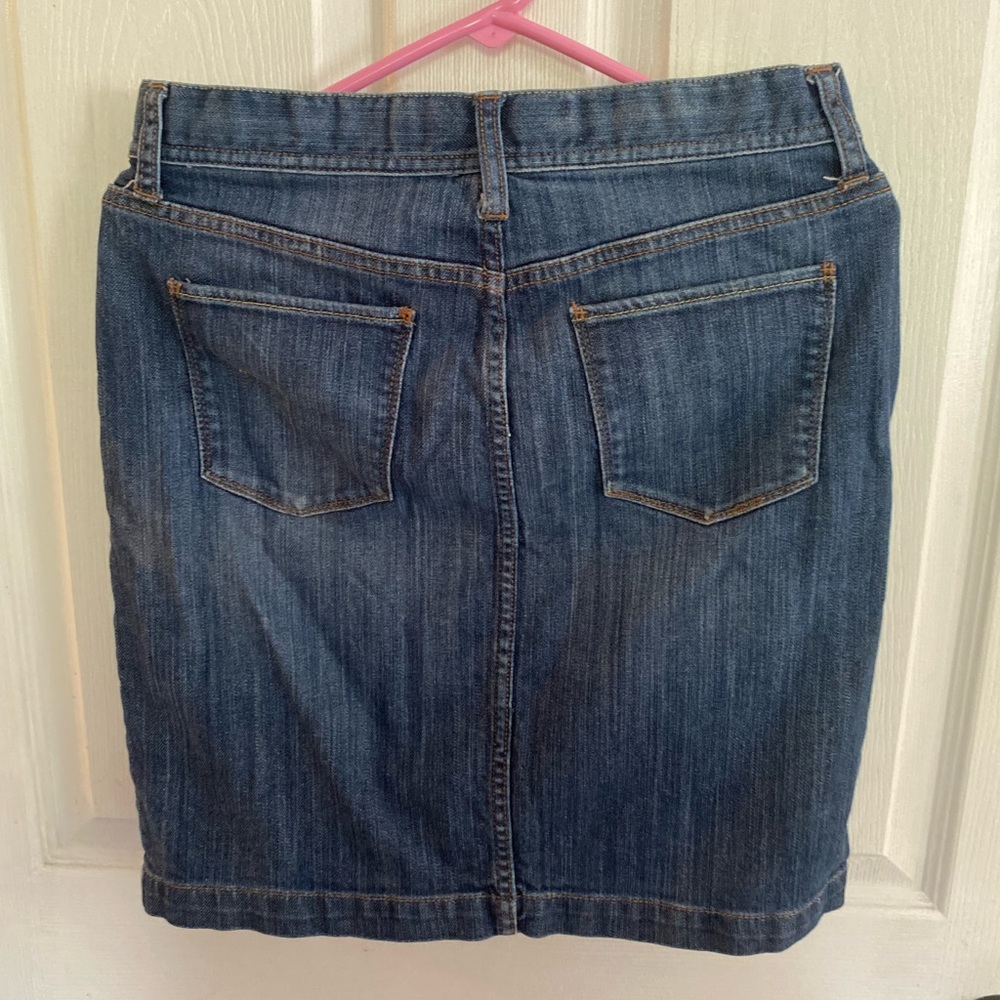 Jean skirt. Gap. Size 6 - Picture 3 of 3